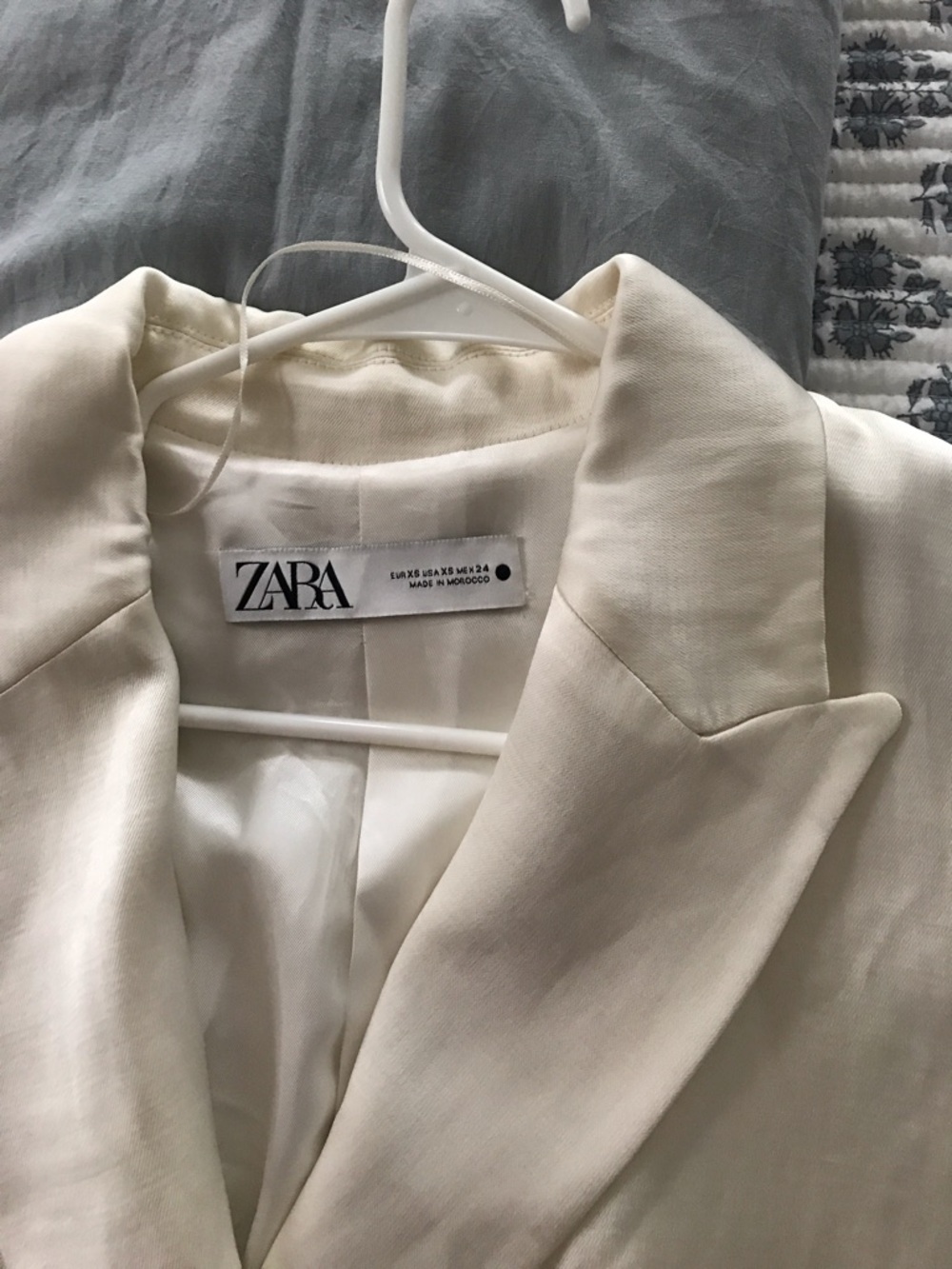ZARA Off-White Double-Breasted satin blazer - Picture 2 of 5
